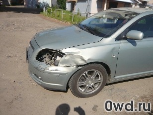 Битый автомобиль Toyota Avensis