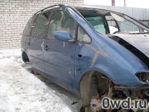 Битый автомобиль Ford Galaxy